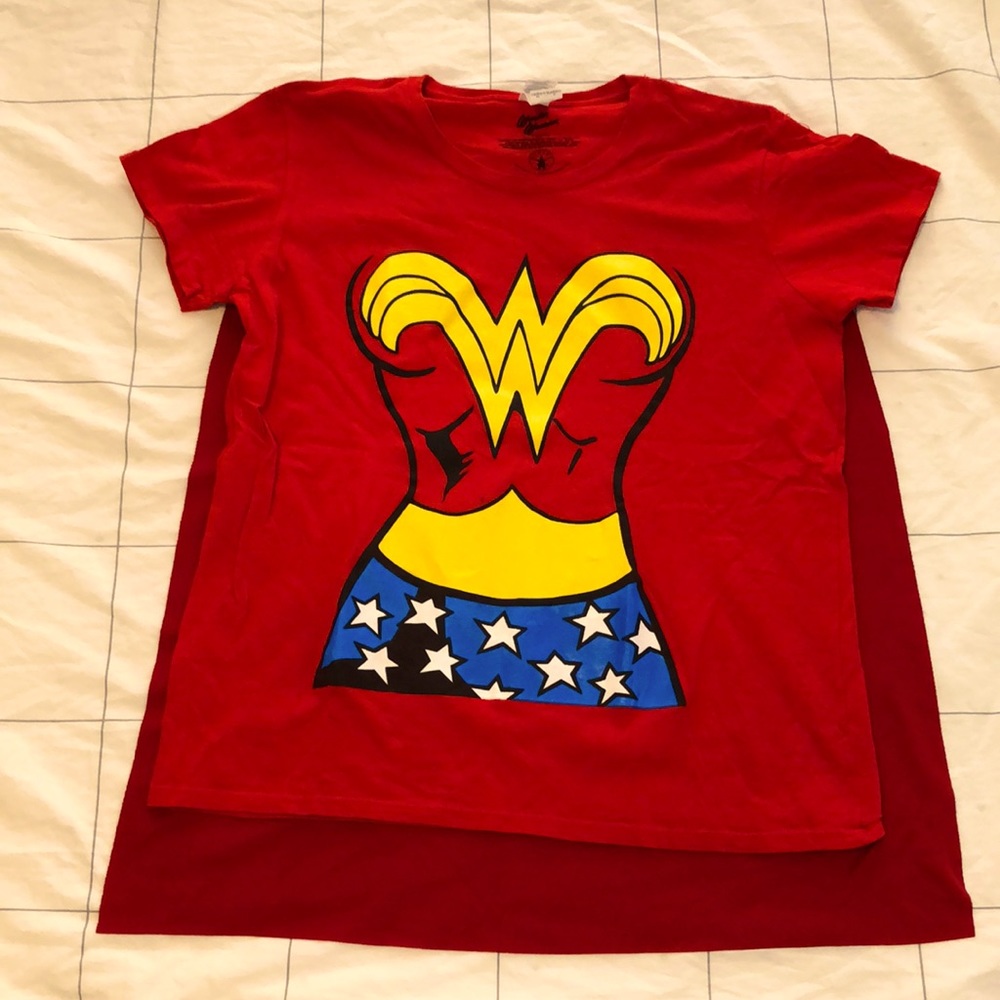 🦸‍♀️ Wonder Woman caped t-shirt Halloween costume